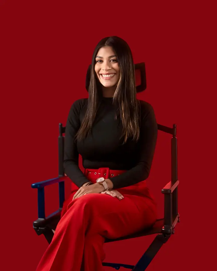 Tinna Novoa, sentada en una silla de director